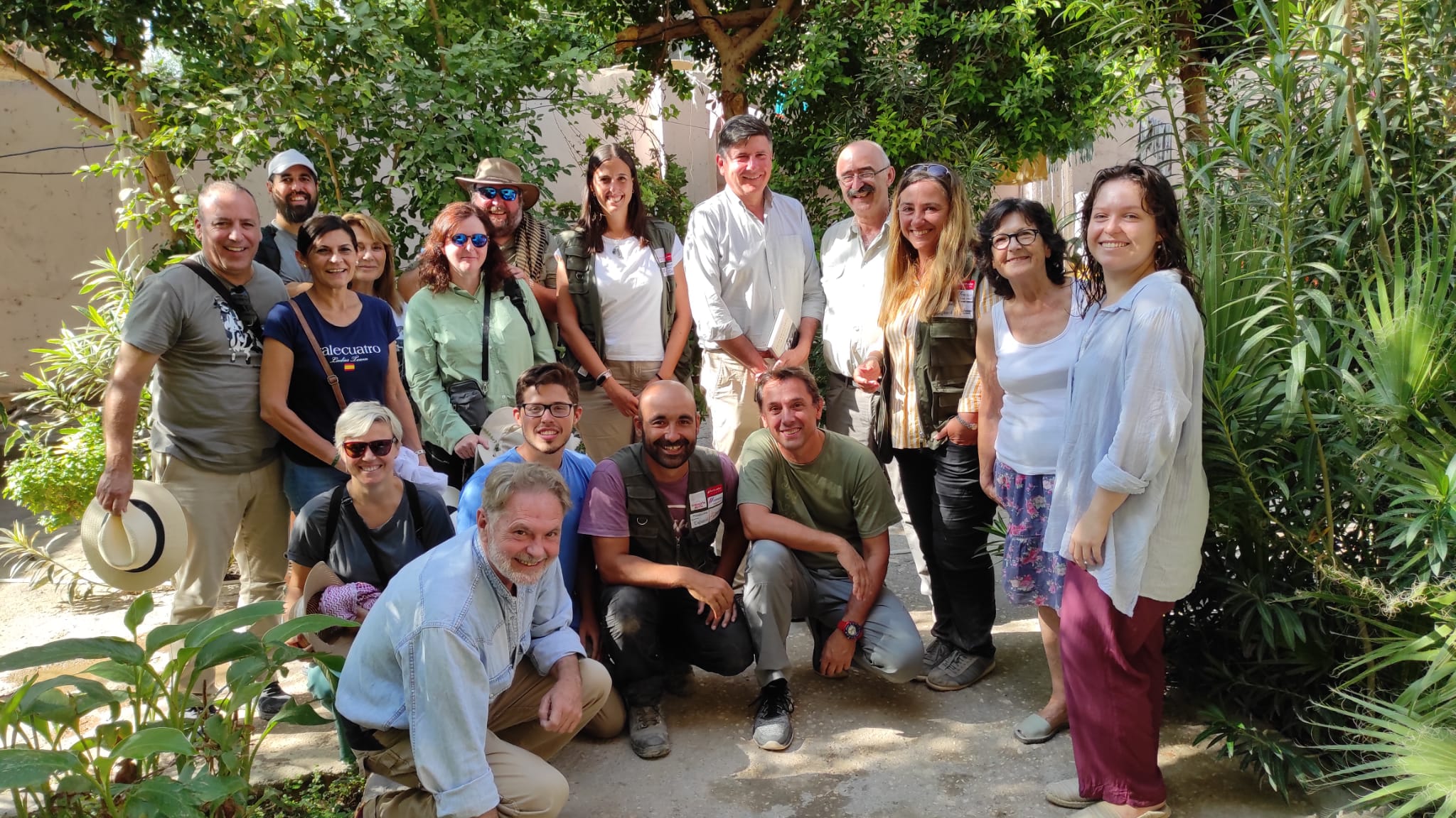 Los miembros de Tutmosis III 2021 con Manuel Pimentel y el equipo de Arqueomanía de TVE