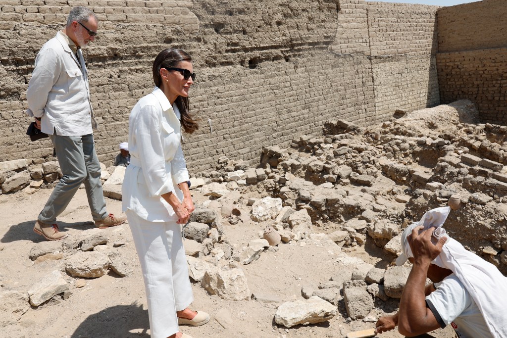 Los Reyes Felipe y Letizia con Myriam Seco en Tutmosis III_14