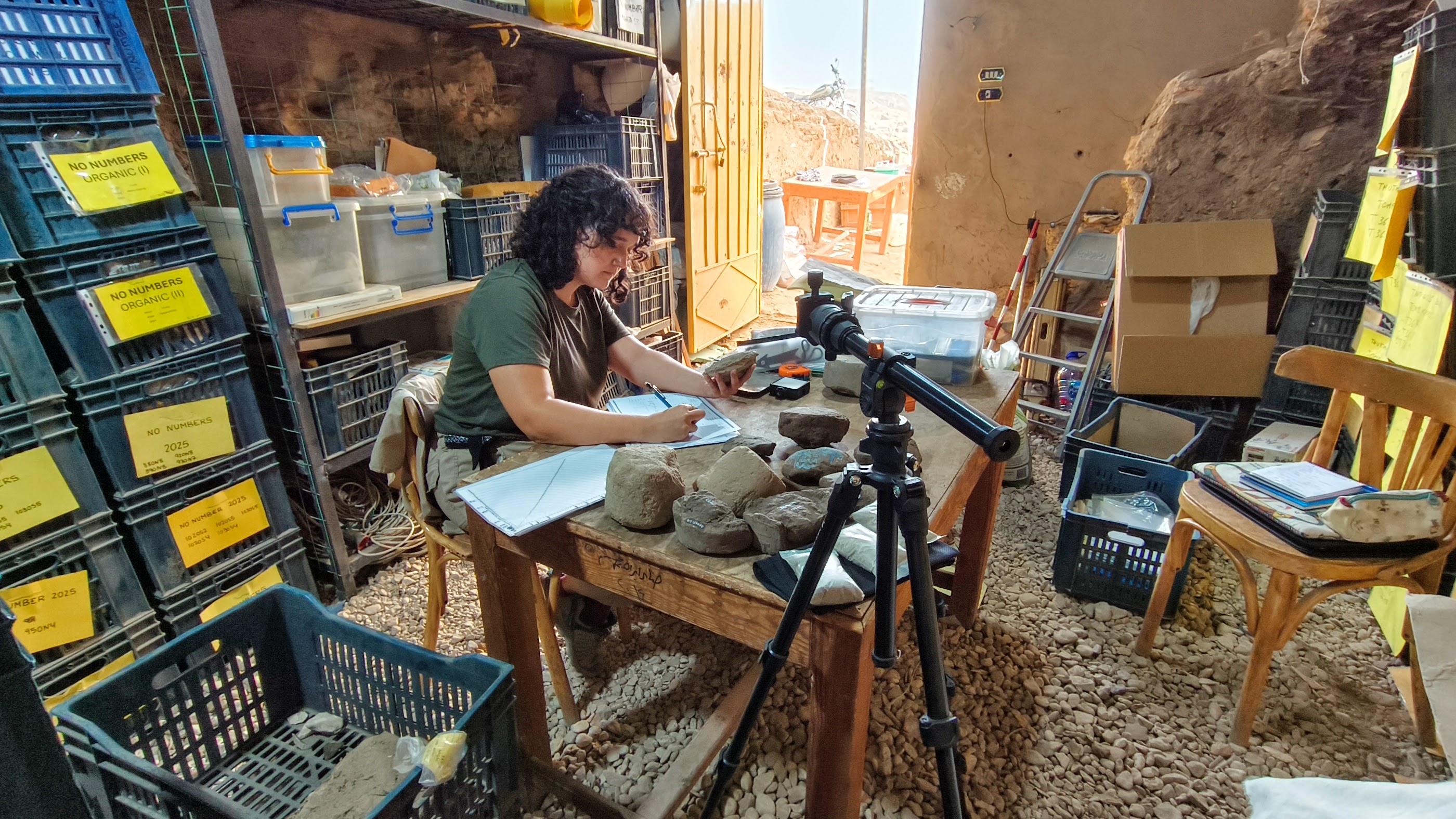 Sara Navaz, investigar los tapones de arcilla para conocer mejor el templo de Tutmosis III_03
